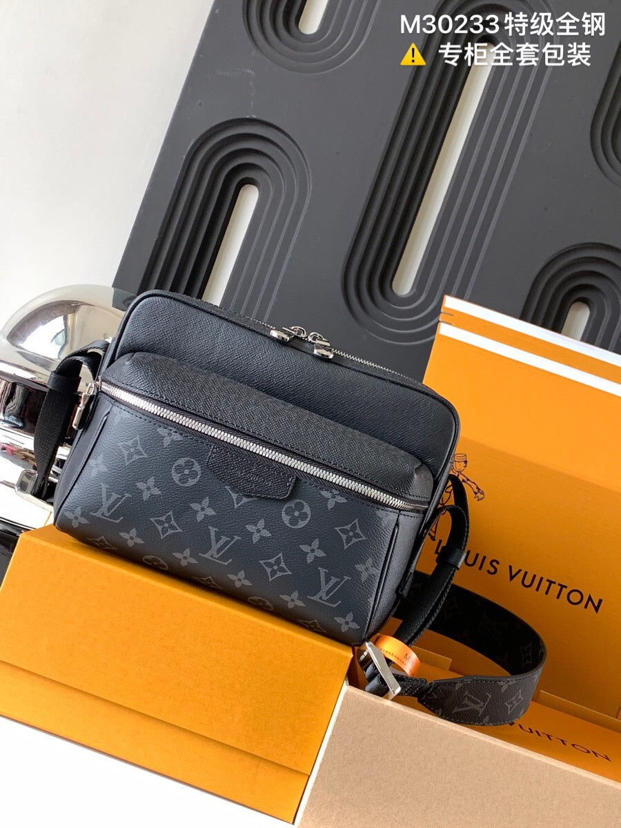 LV Bolso Messenger Outdoor M30233