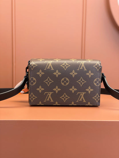 LV M83613 Steamer Wearable Wallet