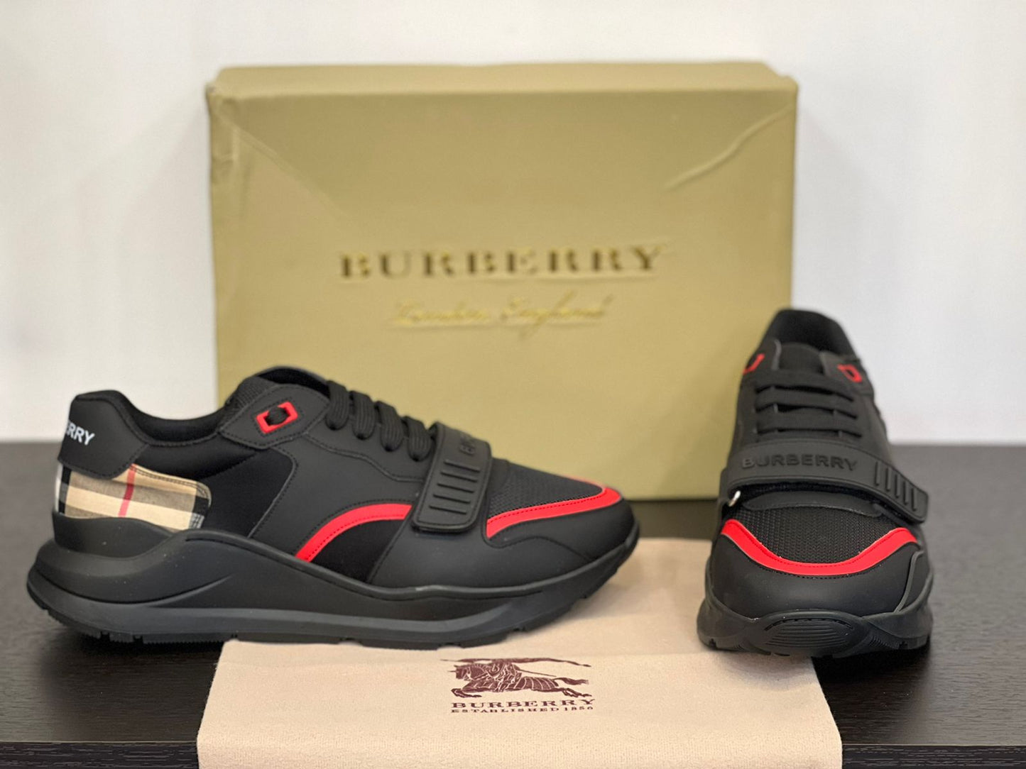 BURBERRY Broche (Varios Modelos)