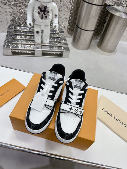 LV Trainer Sneaker 1ABODA