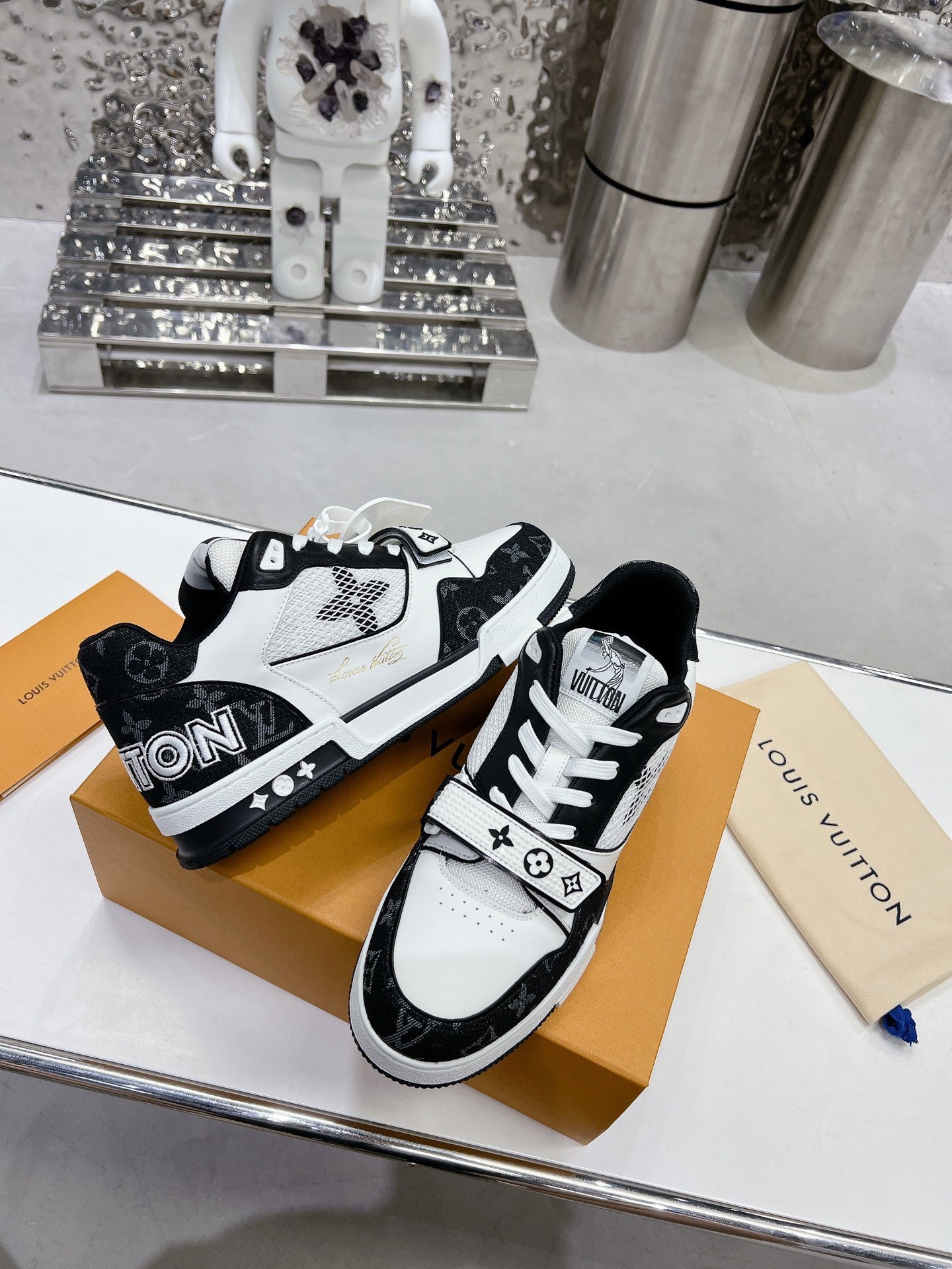 LV Trainer Sneaker 1ABODA