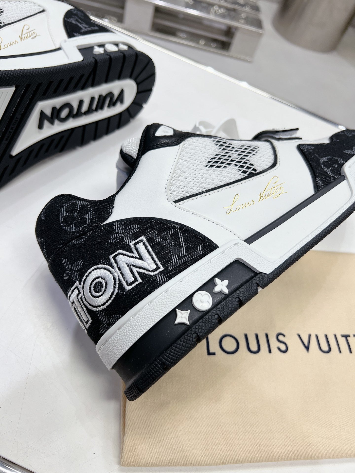 LV Trainer Sneaker 1ABODA