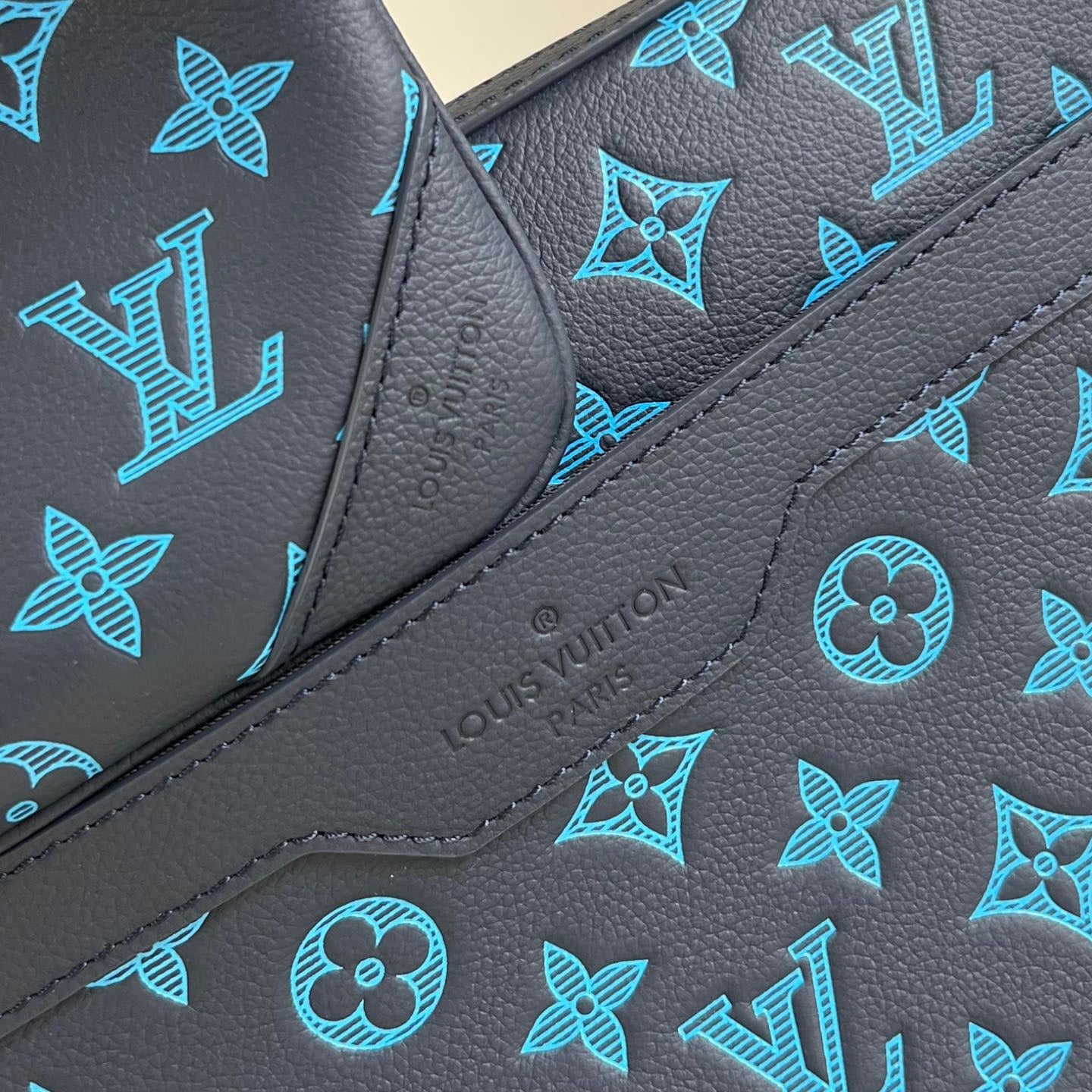 LV Trio Messenger M46604