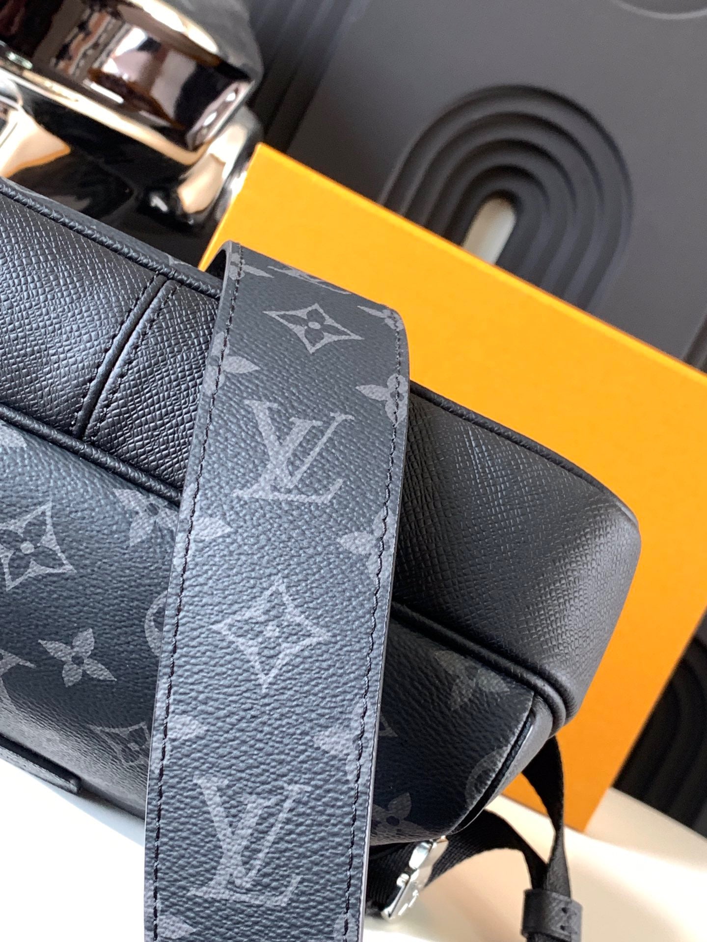 LV Bolso Messenger Outdoor M30233