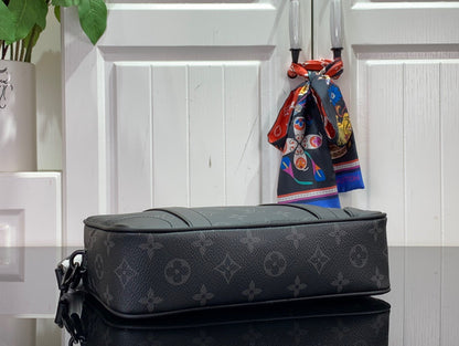 LV M82076 Pochette Kasai