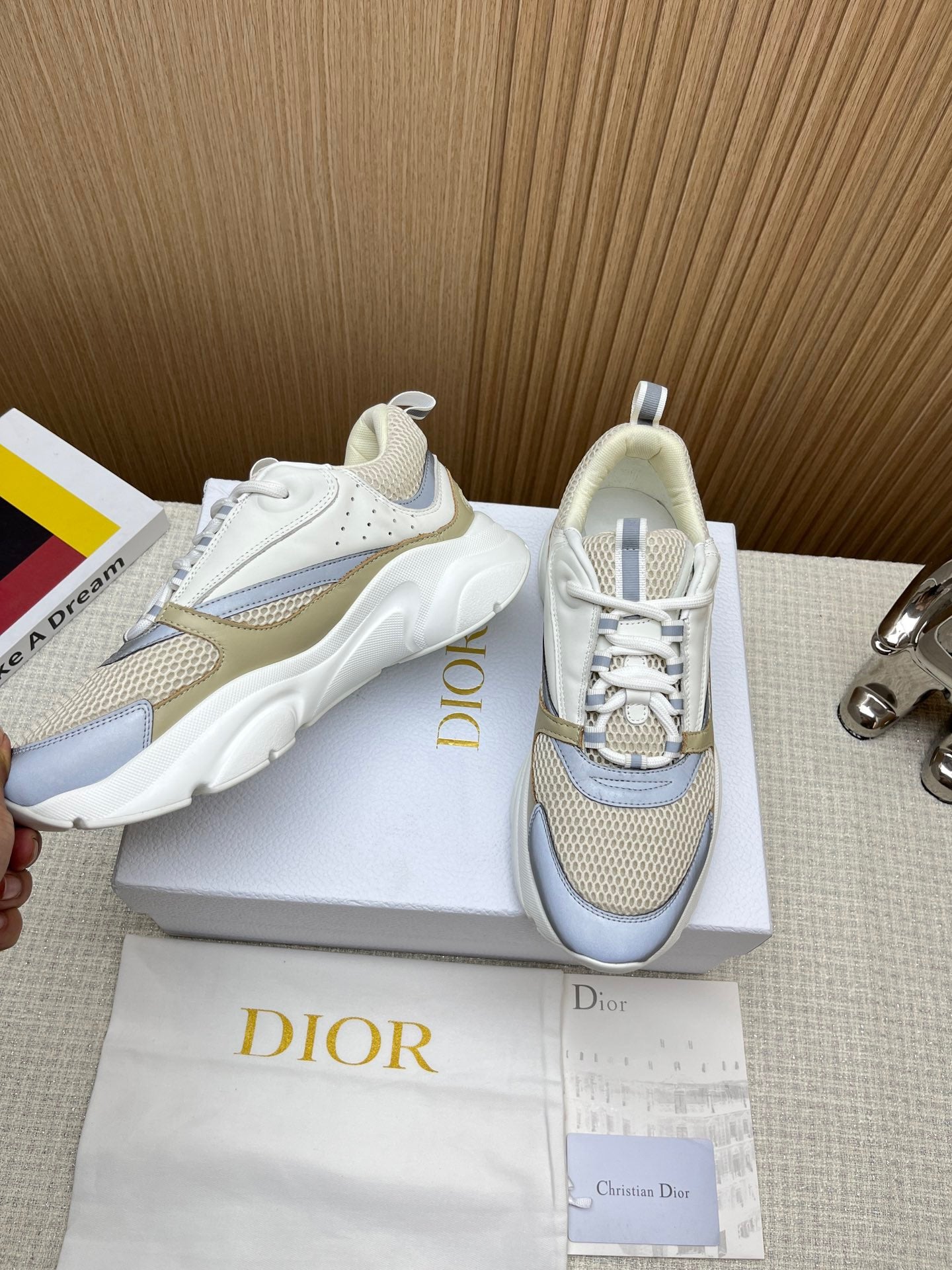 Dior B22 (Blanco, Crema y Gris)