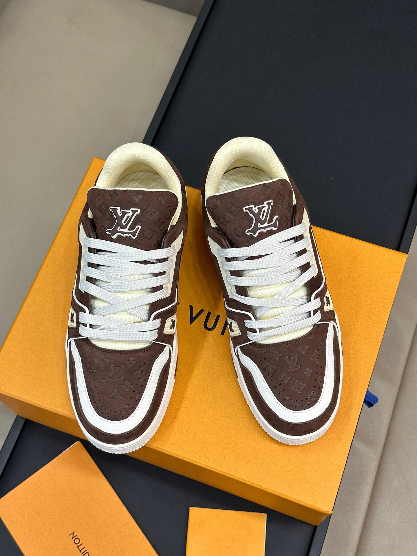 LV Trainer Sneaker NAUVEAU lACR60