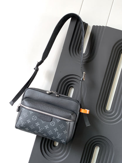 LV Bolso Messenger Outdoor M30233