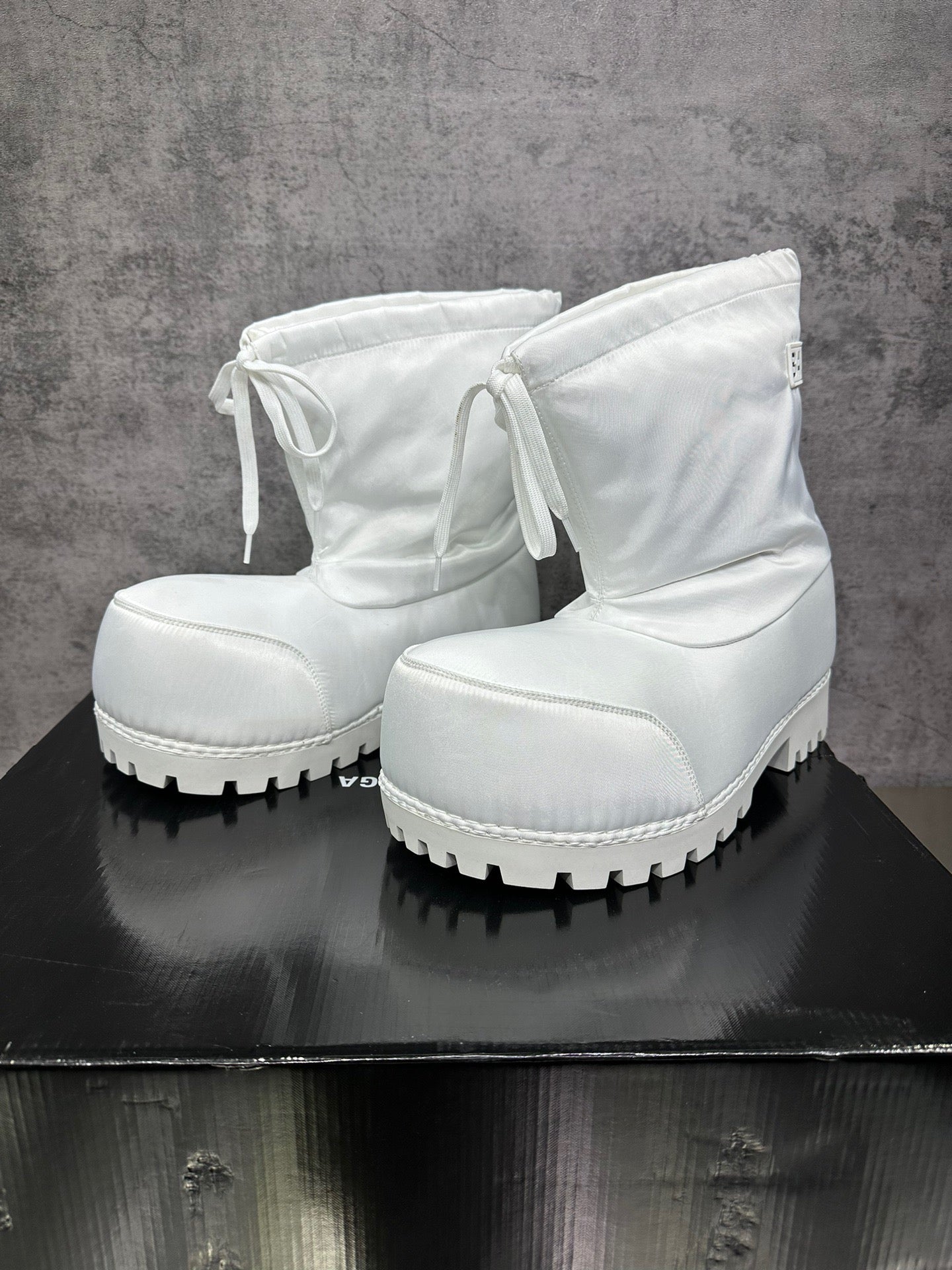 BALENCIAGA SKIWEAR - ALASKA LOW BOOT IN WHITE