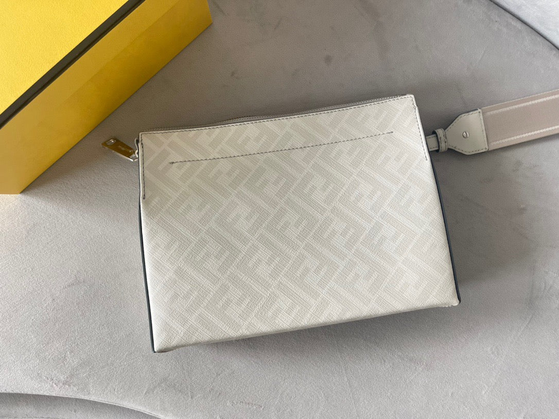 FENDI Clutch Pack Blanca